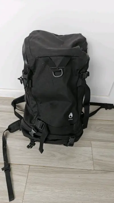 Mochila negra Nixon 45 lt - miniatura 1