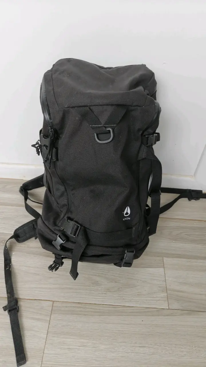 Mochila negra Nixon 45 lt - 2
