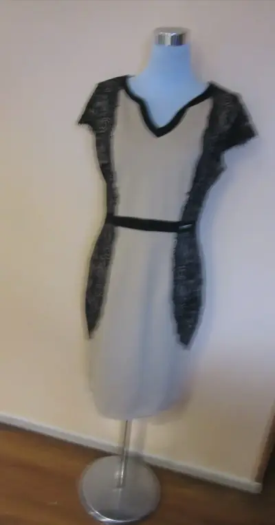 Vestido elegante con encaje negro - miniatura 2