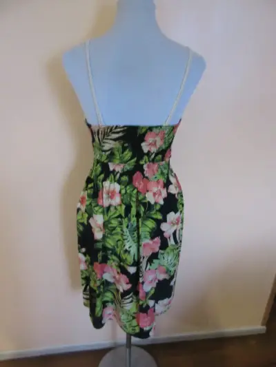 Vestido aplicación hilo en pecho para mujer - miniatura 2