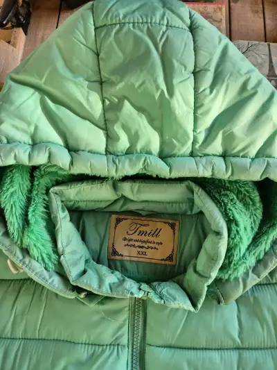 Chaqueta acolchada verde con capucha - miniatura 2