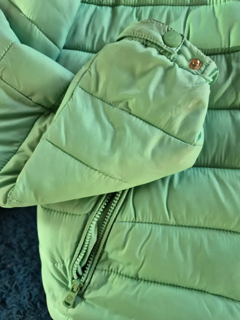 Chaqueta acolchada verde con capucha - 3