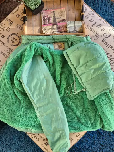 Chaqueta acolchada verde con capucha - miniatura 5