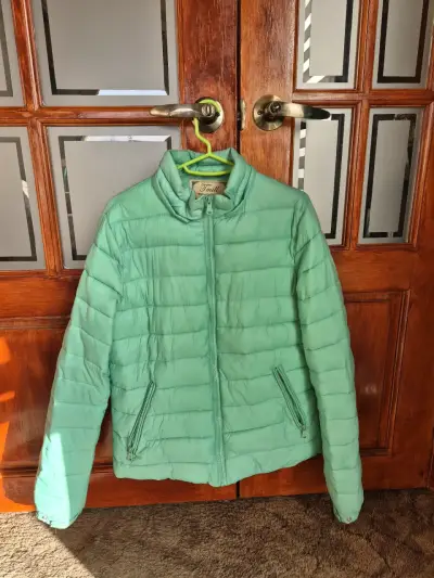 Chaqueta acolchada verde con capucha - miniatura 6