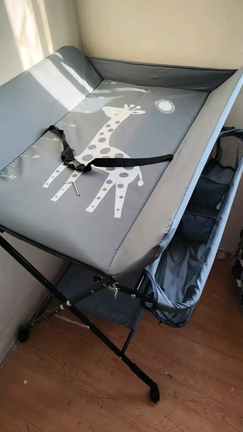 Mudador plegable con diseño de jirafa