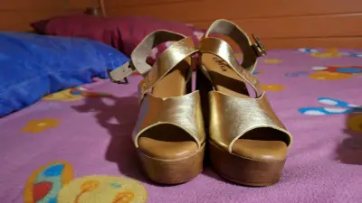 Sandalias doradas de plataforma marca Celta - miniatura 1