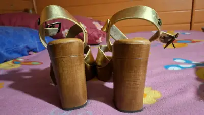 Sandalias doradas de plataforma marca Celta - miniatura 2