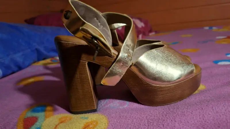 Sandalias doradas de plataforma marca Celta - 4