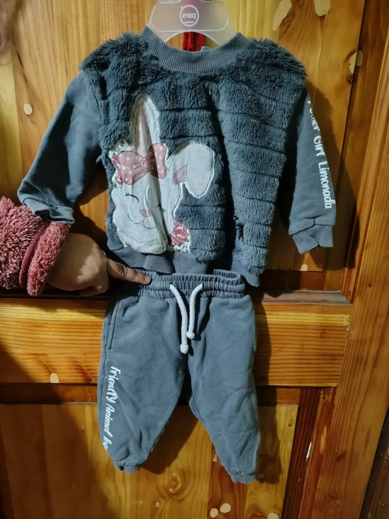 Conjunto infantil gris con diseño de conejo