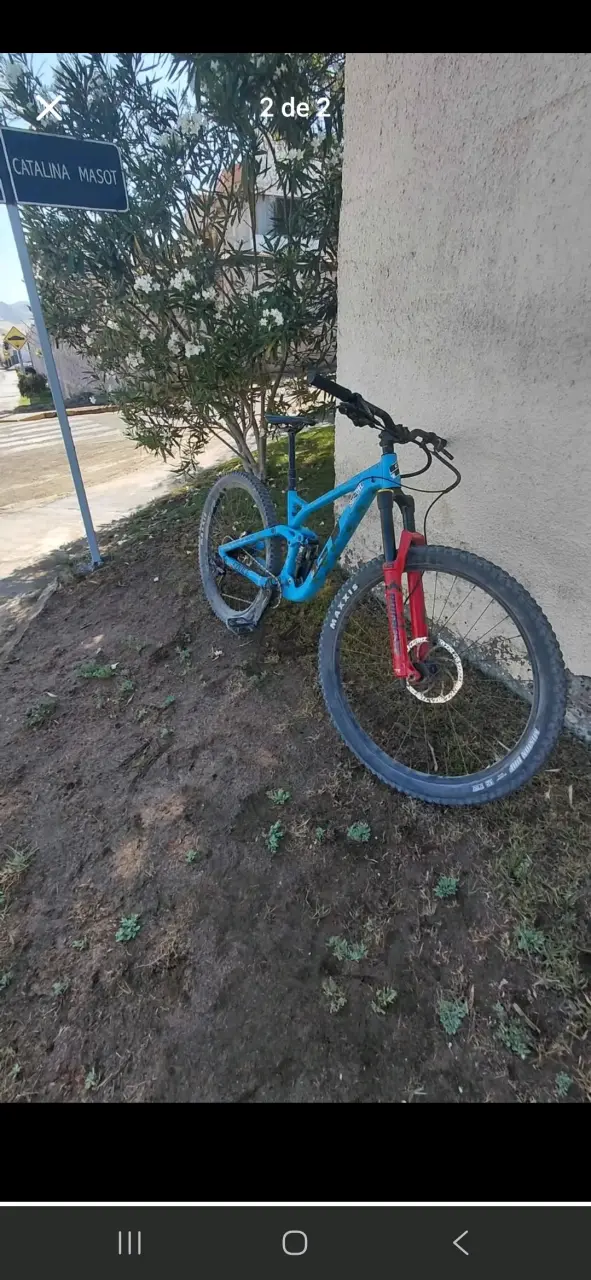 Bicicleta de montaña azul con suspensión