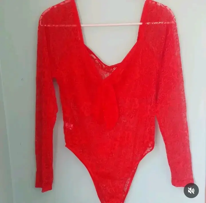 Body de encaje rojo manga larga