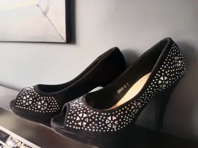 Tacones negros con diseño de strass - miniatura 1