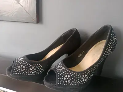 Tacones negros con diseño de strass - miniatura 2
