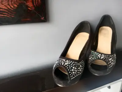 Tacones negros con diseño de strass - miniatura 3