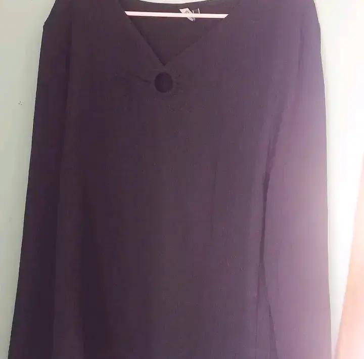 Playera negra elegante.