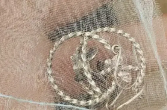 Aros de plata con diseño trenzado