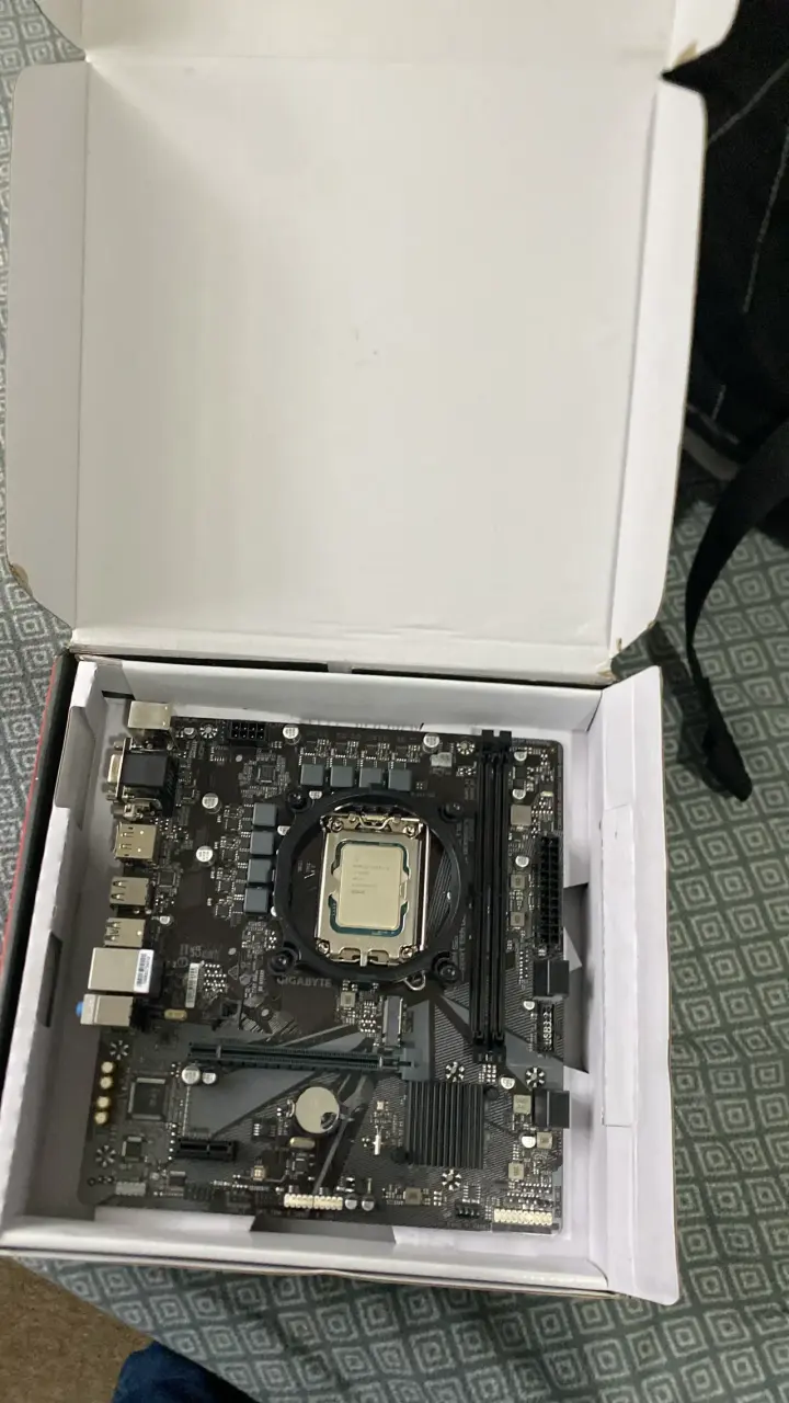 Placa madre Gigabyte con procesador Intel ddr5 - 1