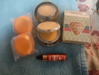 Set de maquillaje Kiss Beauty con polvo y iluminador - miniatura 1