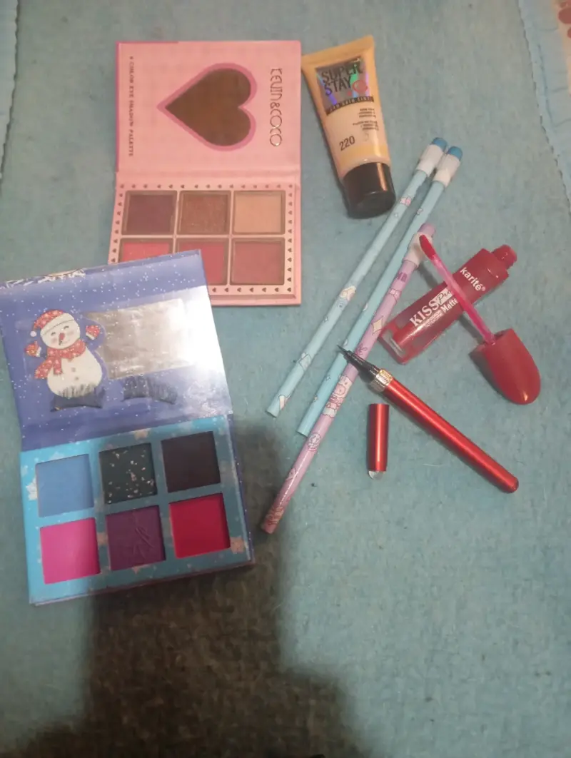 Set de maquillaje Kiss Beauty con polvo y iluminador - 2