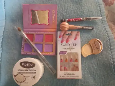 Set de maquillaje Kiss Beauty con polvo y iluminador - miniatura 4