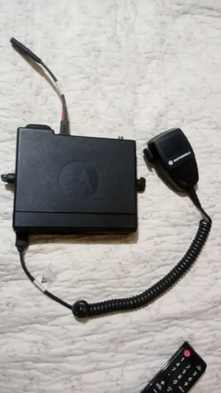 Radio Motorola con micrófono integrado - 1
