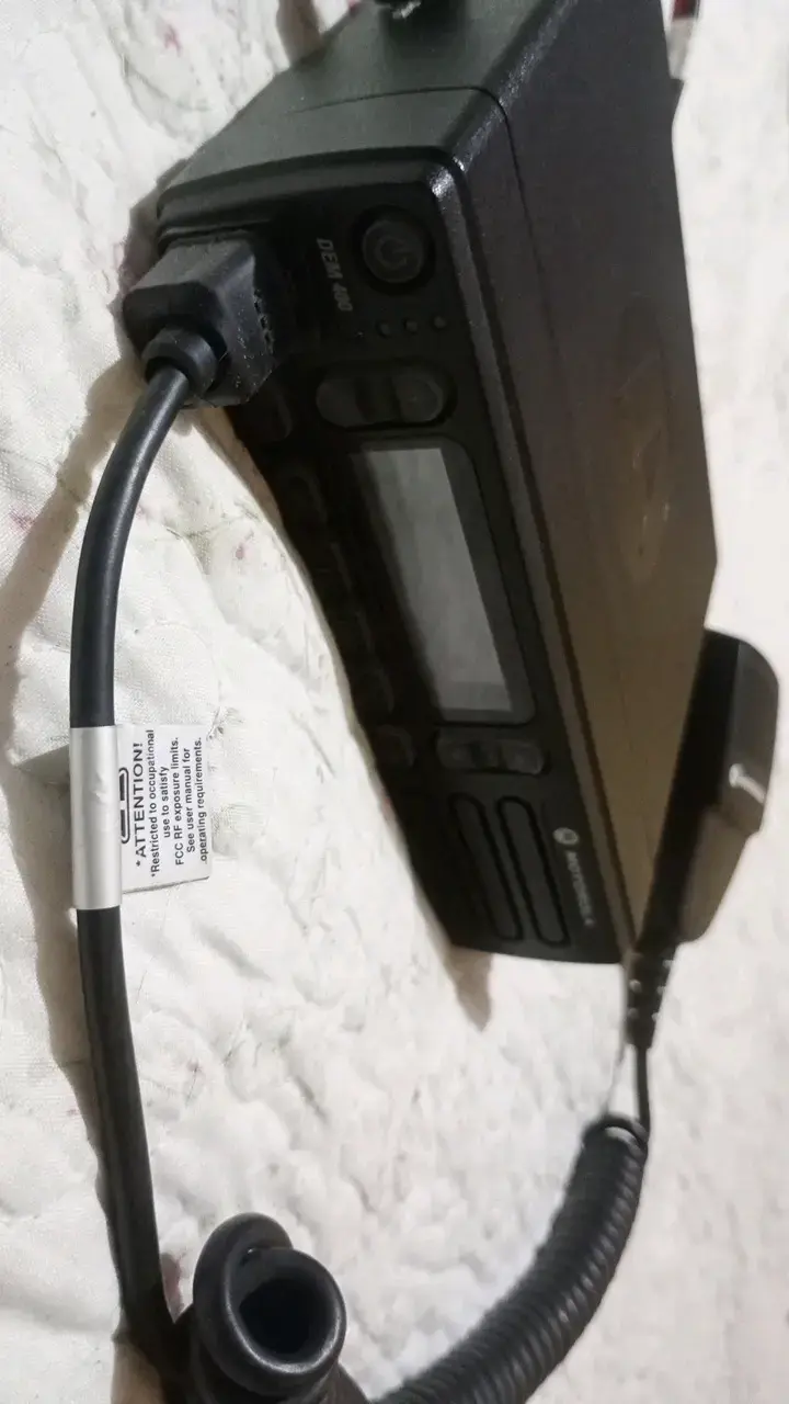 Radio Motorola con micrófono integrado - 2