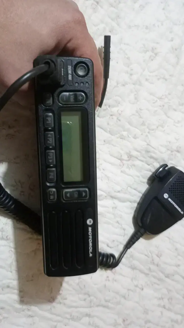 Radio Motorola con micrófono integrado - 3