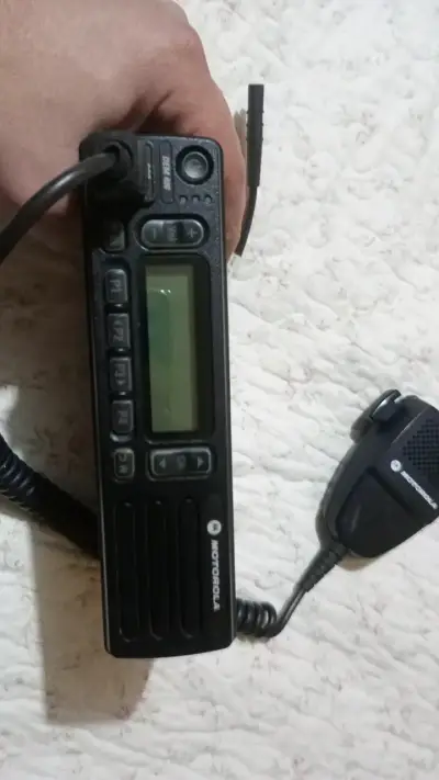 Radio Motorola con micrófono integrado - miniatura 3