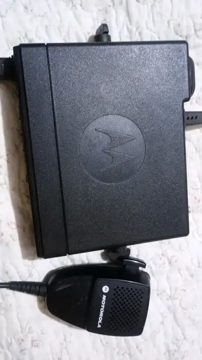 Radio Motorola con micrófono integrado - miniatura 4