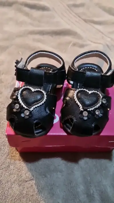 Sandalias negras para niña con corazón - miniatura 1