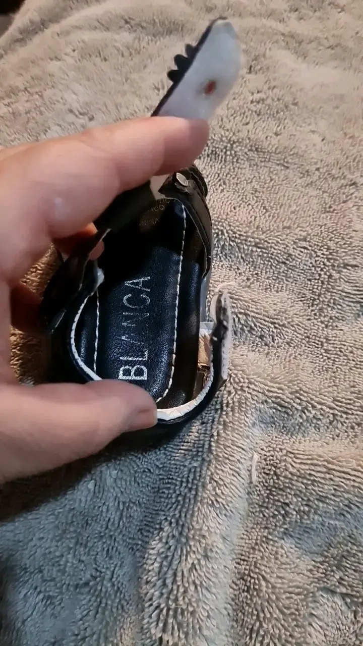 Sandalias negras para niña con corazón - 2