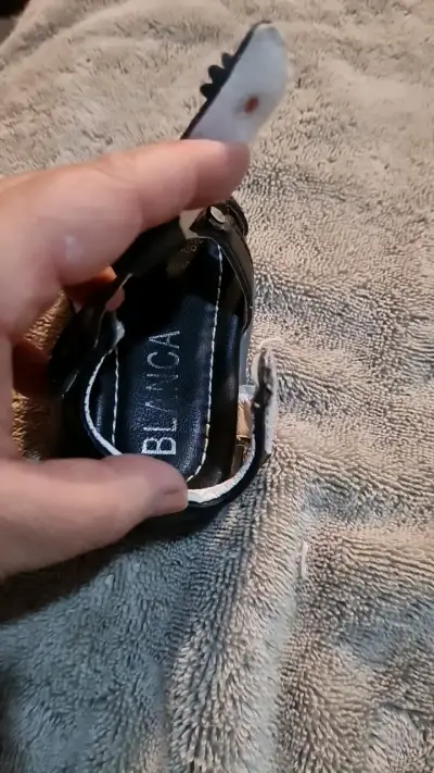 Sandalias negras para niña con corazón - miniatura 2