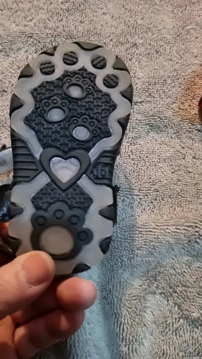 Sandalias negras para niña con corazón - miniatura 3