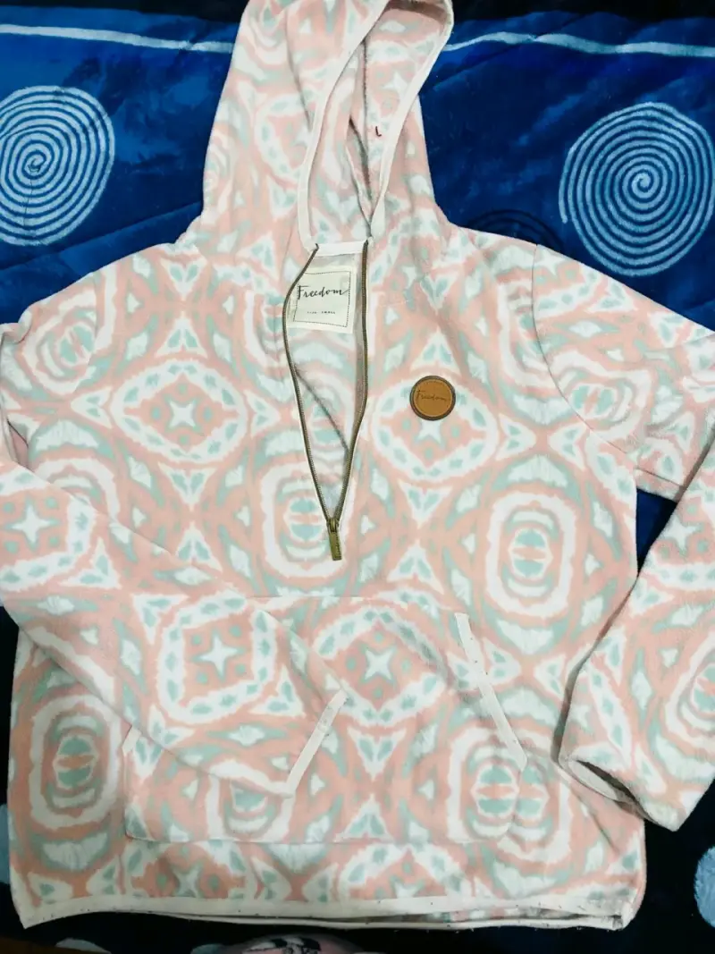 Polerón con capucha Freedom estampado rosado