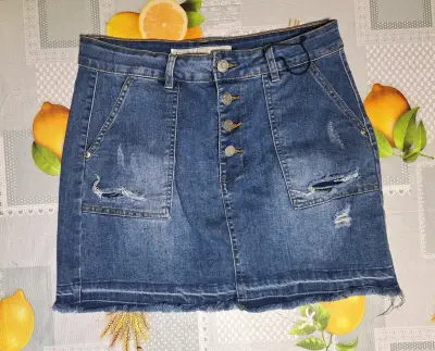 Falda de mezclilla con botones y desgaste - miniatura 1