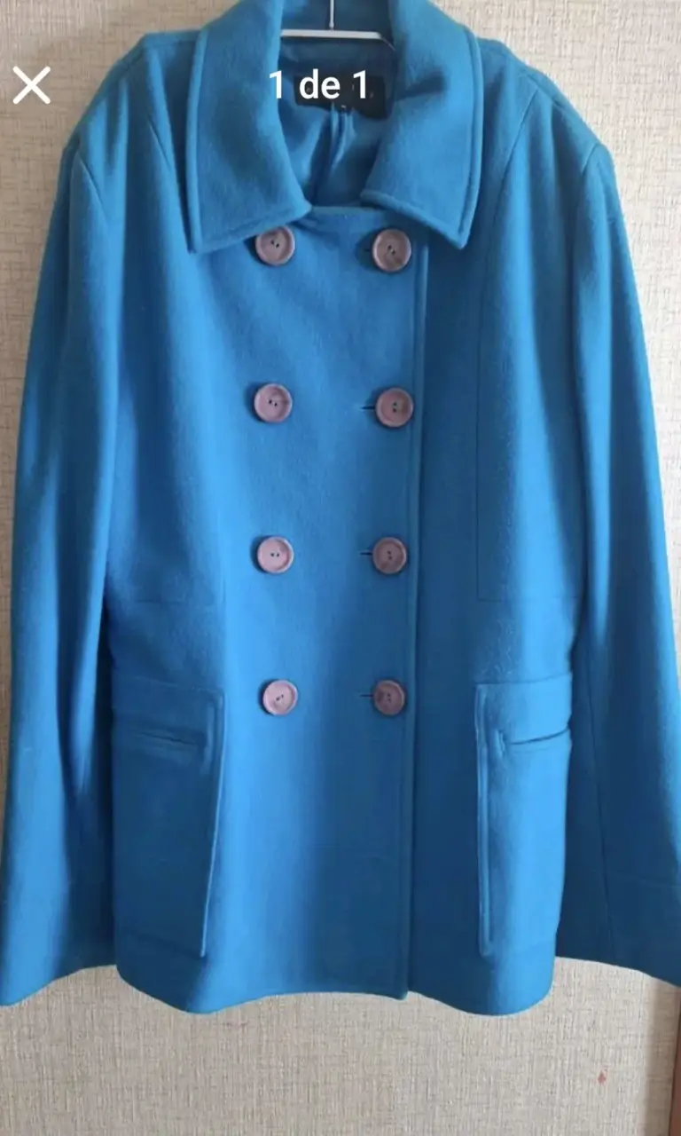Abrigo azul de lana con botones
