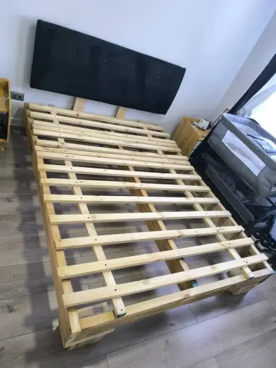 Cama de madera con respaldo negro y colchón - miniatura 1