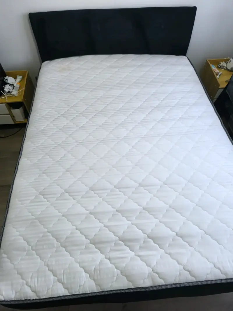Cama de madera con respaldo negro y colchón - 2