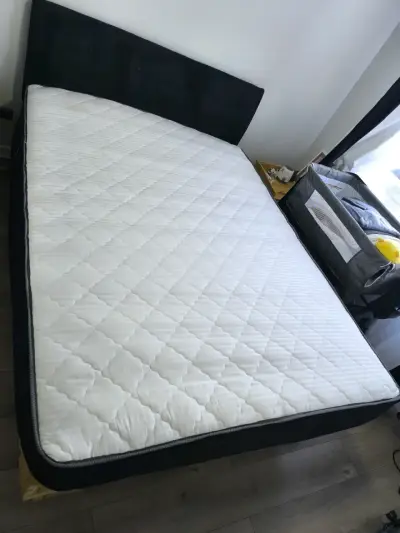 Cama de madera con respaldo negro y colchón - miniatura 3