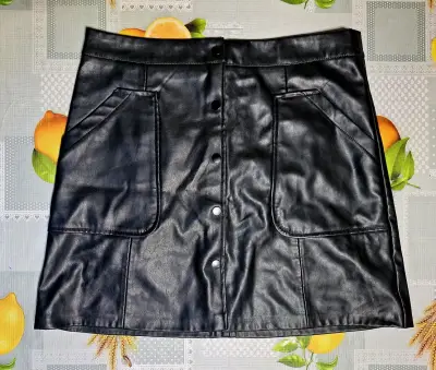 Falda negra de cuero sintético - miniatura 1