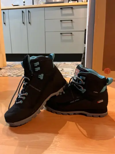 Botas de montaña negras con detalles azules - miniatura 1