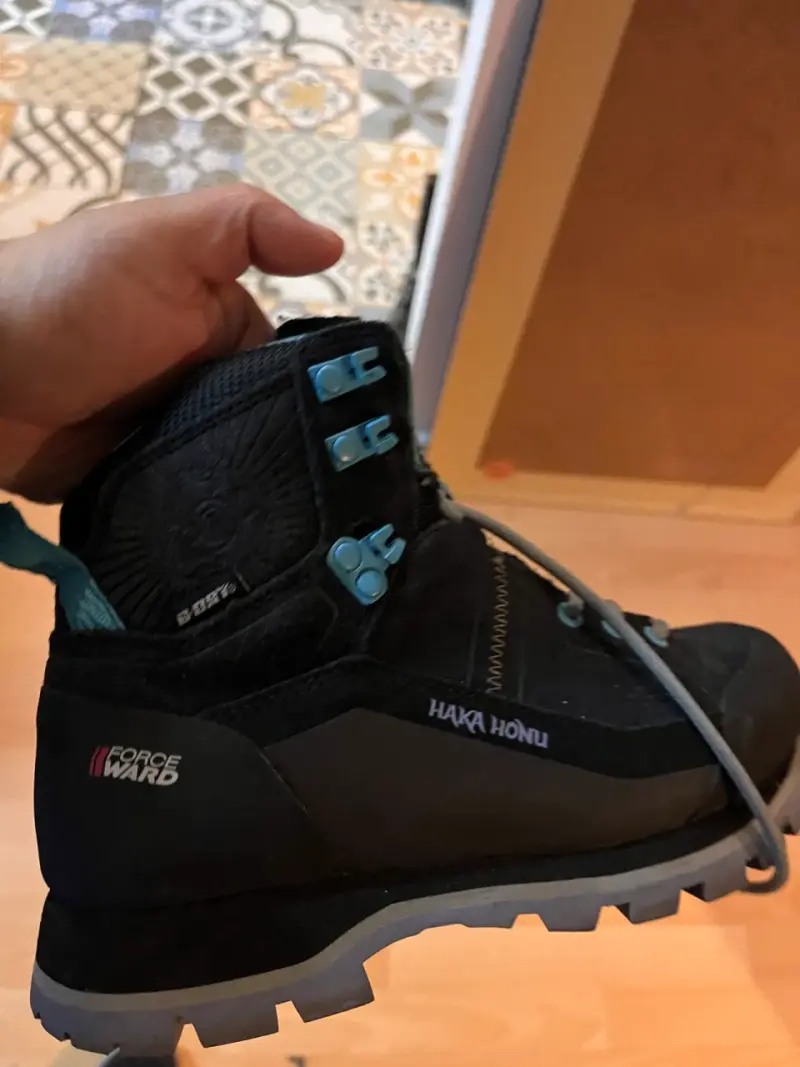 Botas de montaña negras con detalles azules - 2