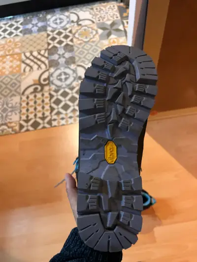 Botas de montaña negras con detalles azules - miniatura 3