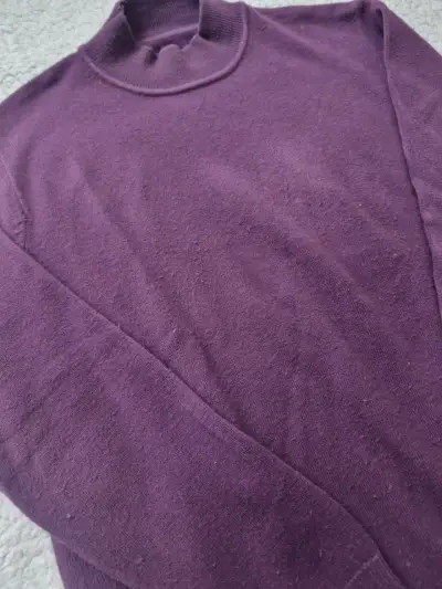 Suéter morado de lana cuello alto - miniatura 2