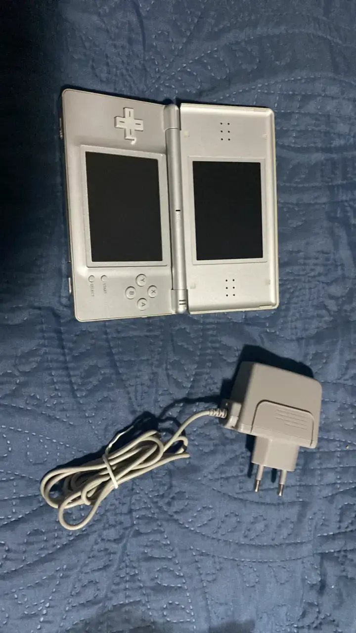 Consola portátil Nintendo DS plateada con cargador