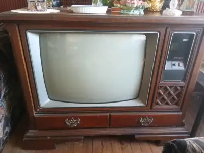 Televisor retro RCA de madera - miniatura 1
