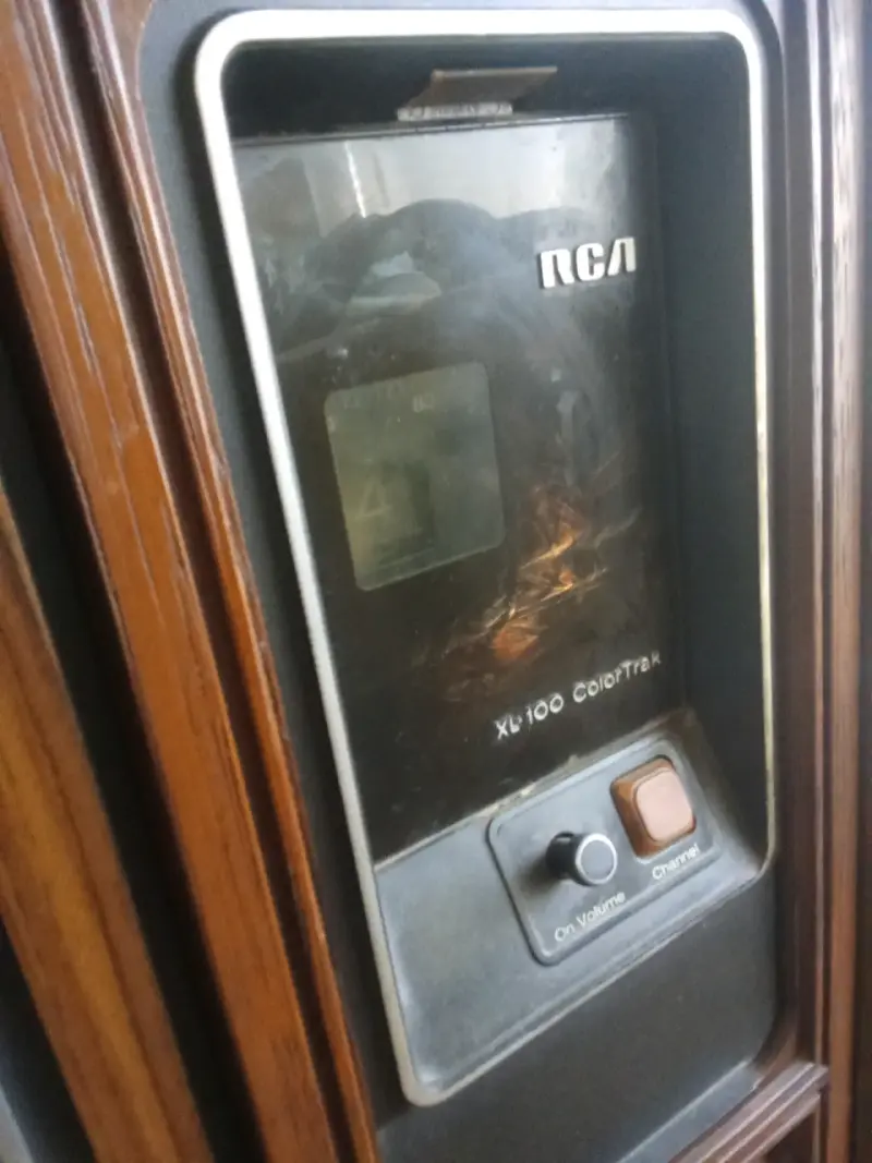 Televisor retro RCA de madera - 4