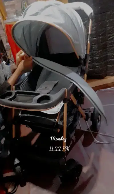 Coche de bebé plegable con toldo gris - miniatura 2