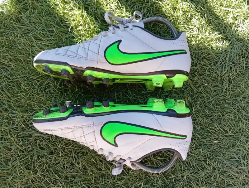 Botines de fútbol Nike con tacos verdes - 1