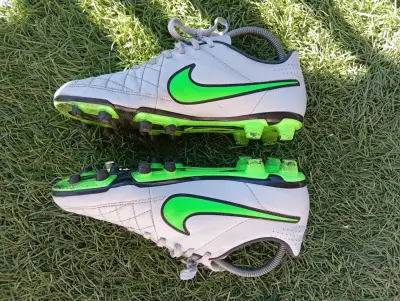 Botines de fútbol Nike con tacos verdes - miniatura 1
